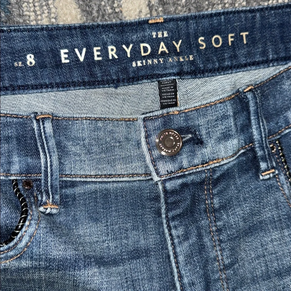 Size 8 WHBM Everyday Soft Skinny Ankle Blue Jeans. Like New. Faux Leather Trim - Picture 4 of 7